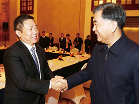 十九屆中央政治局常委，第十三屆全國(guó)政協(xié)主席汪洋與周海江握手合影